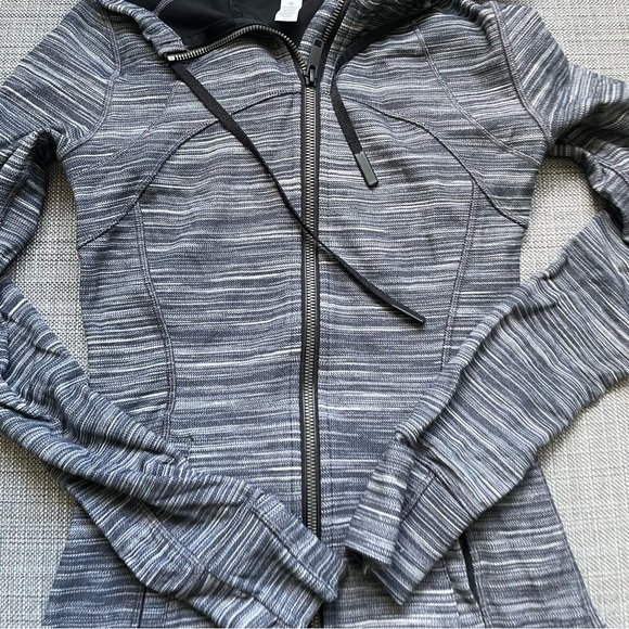 • EUC LULULEMON HEATHERED BLACK STRIPE GRAY HOODED DEFINE JACKET SIZE 4 - Picture 3 of 5